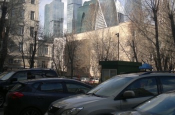 Вид на "Moscow City" со двора "Кутузовского" здания