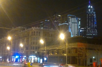 Здание, в котором находится "Кутузов" на фоне небоскрёбов "Moscow City". Вид со стороны Кутузовского проспекта