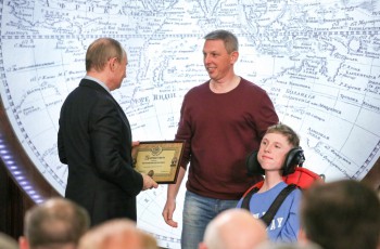 Президент Путин вручает грамоту семье Байковых (Доступная планета)
