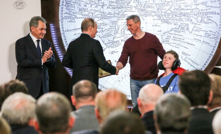 резидент Путин вручает грамоту семье Байковых (Доступная планета)